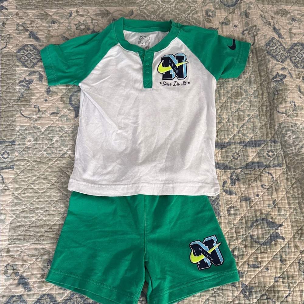 Nike Green and White Kids Matching Set.EXCELLENT Condition worn once